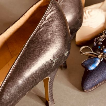 
JET SET

Trois paires de chaussures :

-...