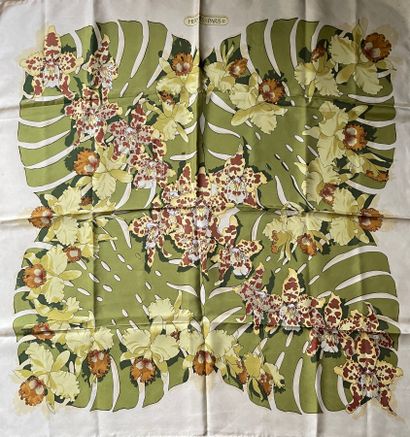 
HERMES Paris

Carré en twill de soie à motif...
