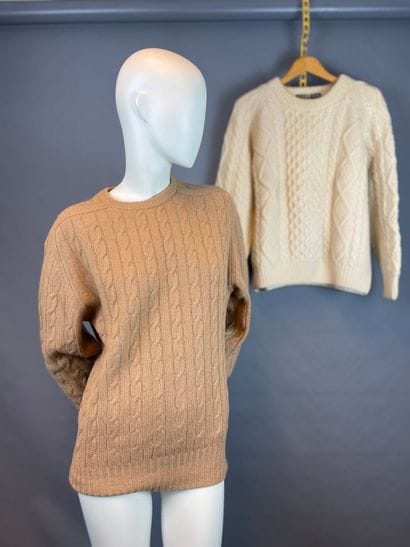 OLD ENGLAND

Two men's sweaters: 

- Camel-colored...