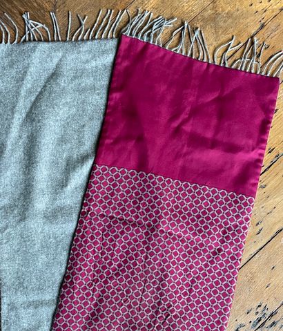 HERMES Paris

Men's scarf in fushia silk,...