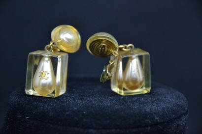 *CHANEL

Paire de clips d'oreilles, modèle...