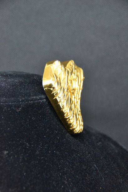 Christian LACROIX 

Broche en métal doré...