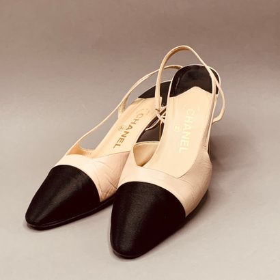
CHANEL

Beige lambskin leather slingbacks,...
