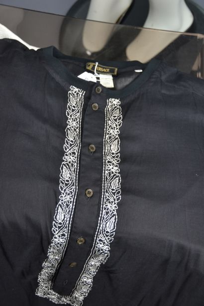 *VERSACE

Lot de vêtements dont : 

- Tunique...