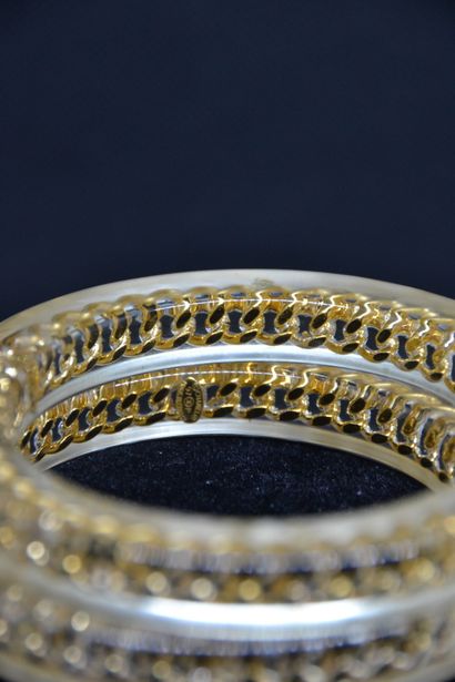 *CHANEL

- Deux bracelets en résine transparente...