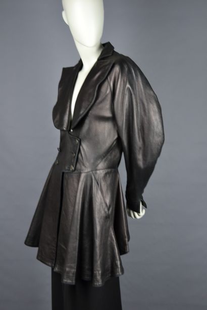 ALAIA Paris

Long jacket in black leather,...