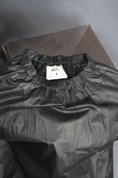 *Lot de vêtements dont : 

DG

- Chemisette...