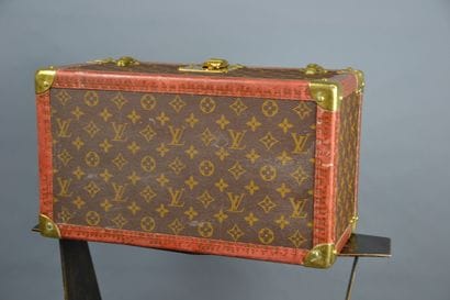 Louis VUITTON

Vanity case rigide en toile...