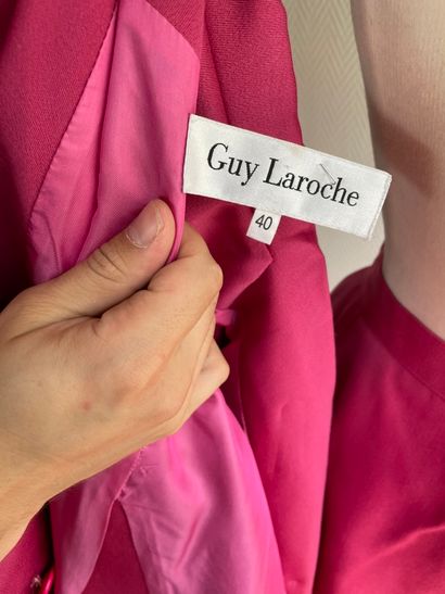 Lot de vêtements dont : 

Guy LAROCHE

-...