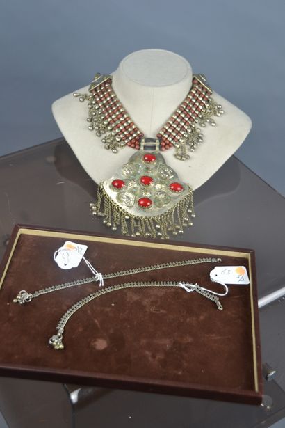 *Lot de bijoux berbères en métal argenté...