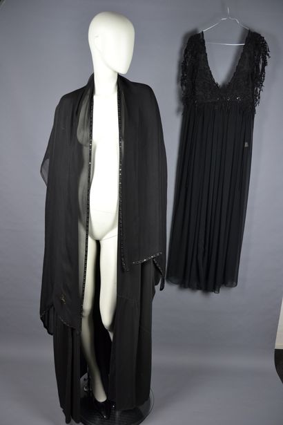 *Robe du soir en dentelle mi-longue, décolté...