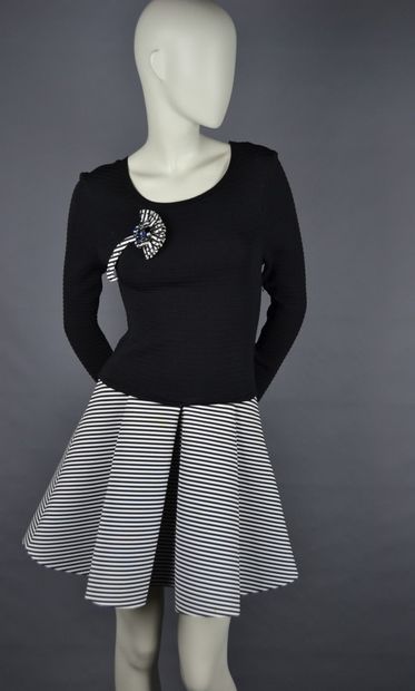 CHLOE

Long-sleeved dress made of two materials,...