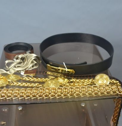 *Lot de ceintures diverses dont : 

GUCCI

-...