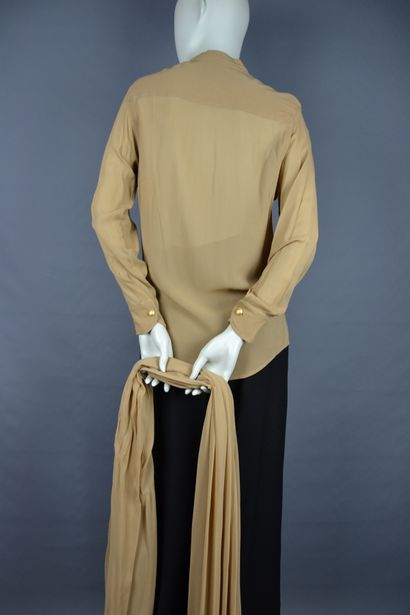 Alberta FERRETTI

Chemise et étole frangée...