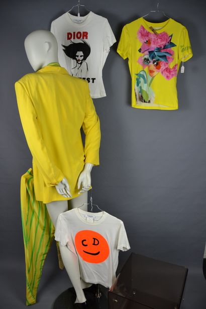 *Lot de vêtements dont :

DIOR

- Deux tee...