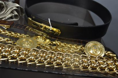 *Lot de ceintures diverses dont : 

GUCCI

-...