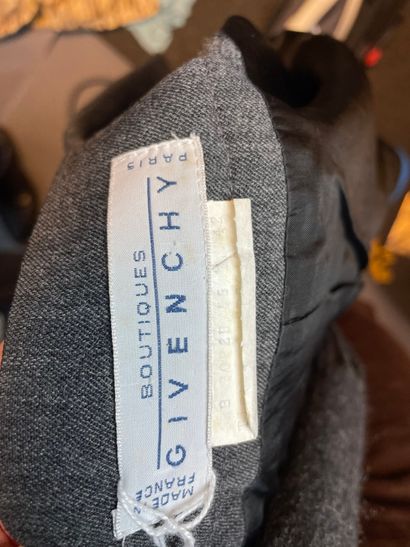 GIVENCHY

Ensemble composé d'une veste bleue...