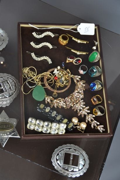 *Lot de bijoux fantaisie comprenant des bagues,...
