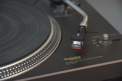 Deux platines TD TECHNICS :

TECHNICS SL-1510...