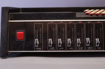 Trois instruments à clavier dont :

ELKA...