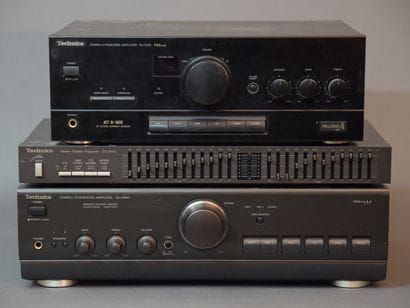 Lot comprenant 2 amplis intégrés et un equalizer...