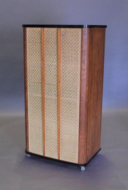 Imposante enceinte radio additionnelle, équipée...