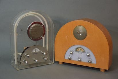 Deux postes de radio DAPY FM en plexi, de...