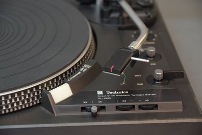 Deux platines TD TECHNICS :

TECHNICS SL-1510...