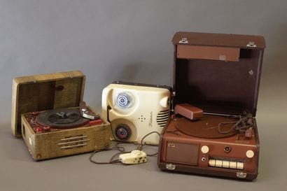 Lot de trois appareils de collection dont :

Un...