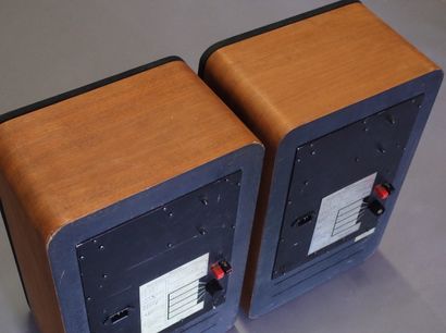 Deux paires d’enceintes de la marqe 3a

Une...