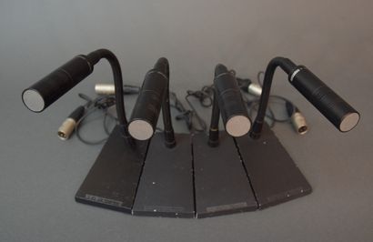 Lot de quatre micros dynamiques de table...