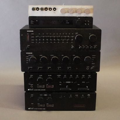 Lot comprenant 6 appareils dont :

Un amplificateur...