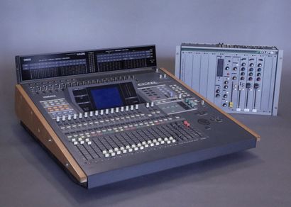 YAMAHA 02R, flancs bois.

Console de mixage...