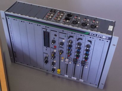 YAMAHA 02R, flancs bois.

Console de mixage...