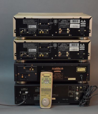 Lot de 4 lecteurs CD/DVD/LD PIONEER, dont :

2...