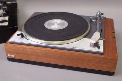 Lot de platines TD LENCO COMPRENANT :

Une...