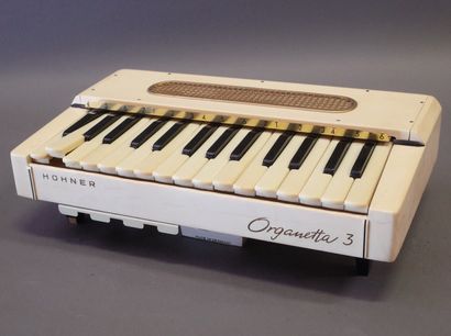 Trois instruments à clavier dont :

ELKA...