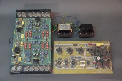 Lot de différents circuits et transformateurs...