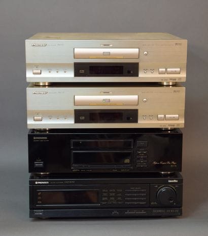 Lot de 4 lecteurs CD/DVD/LD PIONEER, dont :

2...