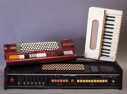 Trois instruments à clavier dont :

ELKA...