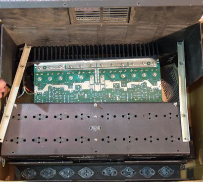 SAE 2600, puissant ampli de 2 x 400 W sous...