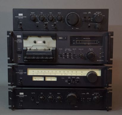 Quatre appareils SANSUI dont : 

SANSUI AU-217...