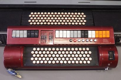 Trois instruments à clavier dont :

ELKA...