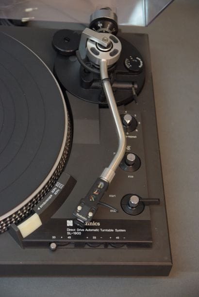 Deux platines TD TECHNICS :

TECHNICS SL-1410...