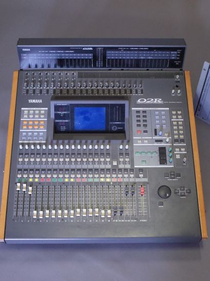 YAMAHA 02R, flancs bois.

Console de mixage...
