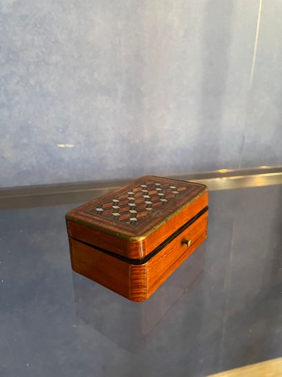 *Petite boîte en bois de placage à décor...