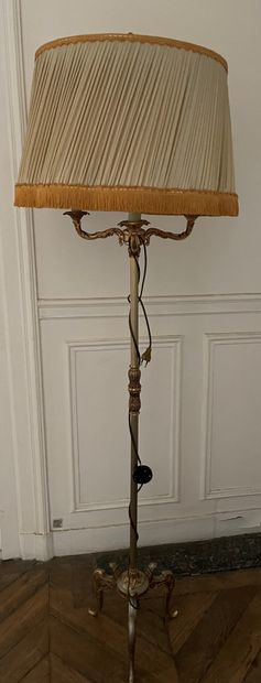 
Lampadaire tripode en métal à trois bras...