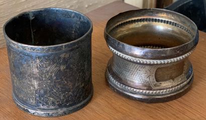 
Deux ronds de serviette en argent. On y...