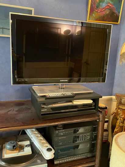 *Téléviseur Samsung, lecteur DVD et une chaîne...