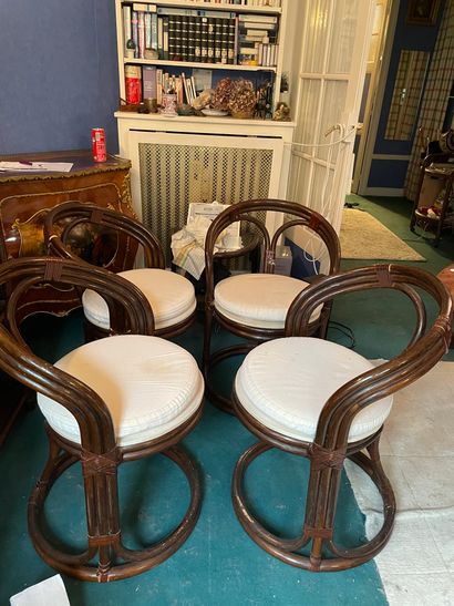 *Quatre chaises imitant le bambou

78 x 53...